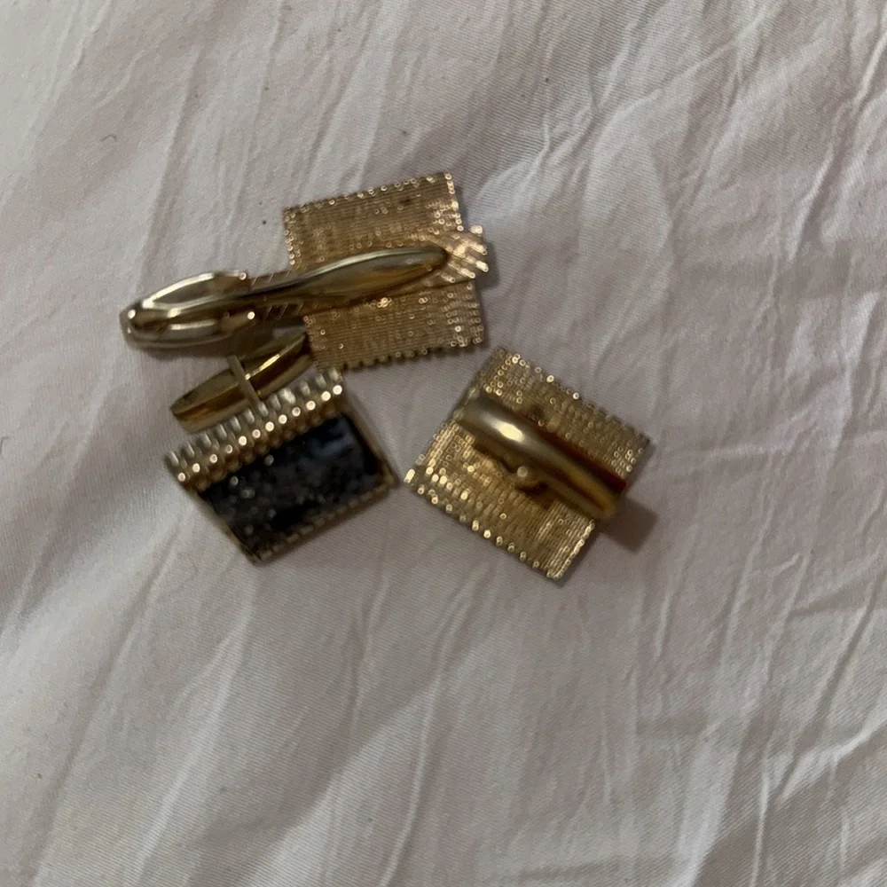 Vintage confetti lucite Gold Tone Cufflinks and Tie Clip